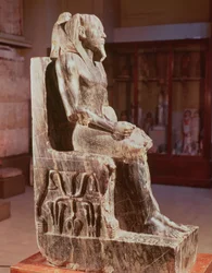 Statue trônante de Khéphren (2520-2494 av. J.-C.), provenant du temple de la vallée de la pyramide de Khéphren à Gizeh, Ancien Empire, v. 2540-2505 av. J.-C.